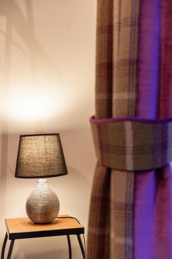 Two Bedroom Apartment Within Walking Distance To City Centre EDI Buitenkant foto